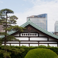 Contraste entre le palais impérial et les gratte-ciels