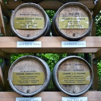 Détail sur les offrandes de vin de Bourgogne au Meiji-jingū