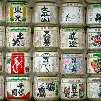 Détail des offrandes de saké à l'entrée du Meiji-jingū