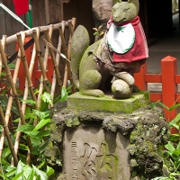 Statue d'écureuil devant un temple du parc de Ueno