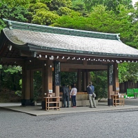 Fontaine de purification à l'entrée du sanctuaire Meiji-jingū