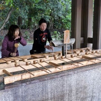 Fontaine de purification à l'entrée du sanctuaire Meiji-jingū