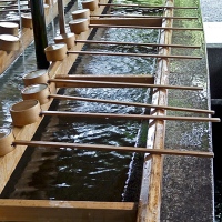 Fontaine de purification à l'entrée du sanctuaire Meiji-jingū