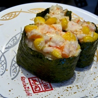 Maki sushi au maïs et à la crevette