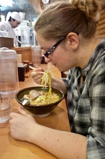 Difficile de manger les ramen avec des baguettes