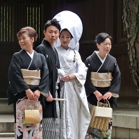 Mariés en costume traditionnel au Meiji-jingū