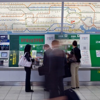 Automates de distribution de tickets dans une gare de Tokyo