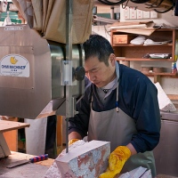Découpe du thon congelé à Tsukiji