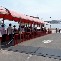 Embarquement sur le ferry pour l'île de Miyajima
