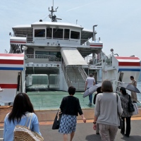 Embarquement sur le ferry pour l'île de Miyajima