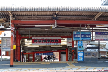 Torii rouges à la gare d'Inari