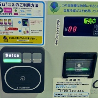 Paiement avec la carte Suica dans un distributeur