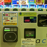 Paiement avec la carte Suica dans un distributeur