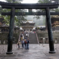 Torii à l'entrée du sanctuaire Tōshō-gū à Nikkō