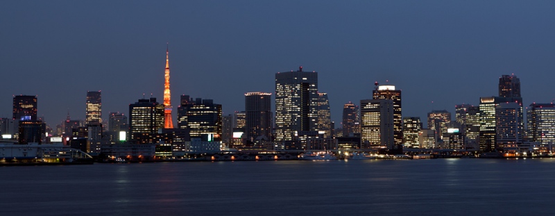 Vue de Tokyo depuis le Rainbow Bridge à la nuit tombante