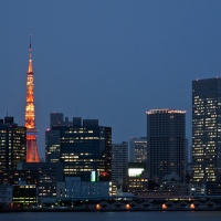 Vue de Tokyo et de la Tokyo Tower depuis le Rainbow Bridge