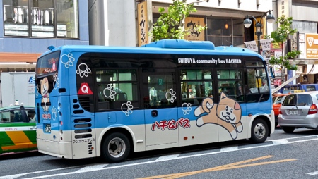 Un bus dans le quartier de Shibuya, à Tokyo