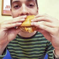 Dégustation d'un burger au MOS Burger