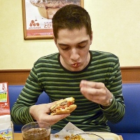 Dégustation d'un burger au MOS Burger