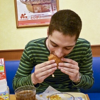 Dégustation d'un burger au MOS Burger