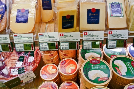 Fromage dans les rayons d'un grand magasin à Tokyo