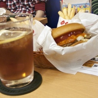 Hamburger et thé glacé au MOS Burger