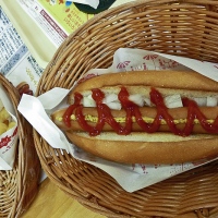 Hot dog au MOS Burger
