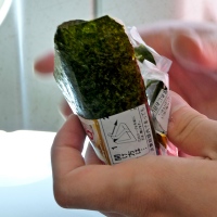 Ouverture d'un onigiri emballé