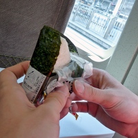 Ouverture d'un onigiri emballé