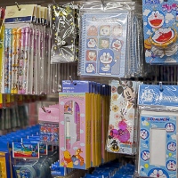 Rayons des boutiques "100-yen shop"