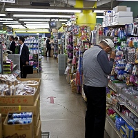 Rayons des boutiques "100-yen shop"