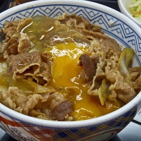 Gyūdon avec un oeuf cru à Yoshinoya