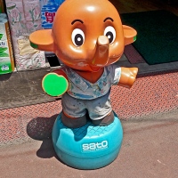 La mascotte éléphant de l'enseigne Sato Healthcare