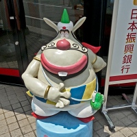 Mascotte sur le trottoir à Tokyo