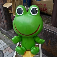 Mascotte sur le trottoir à Tokyo