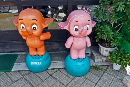 Les éléphants mascottes de l'enseigne Sato Healthcare