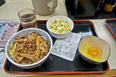 Menu gyūdon (bol de riz et boeuf) à Yoshinoya