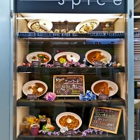 Vitrine de restaurant japonais avec faux plats en résine