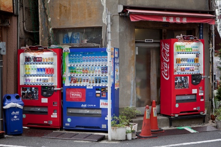 Distributeurs de boissons à l'angle d'une rue de Tokyo