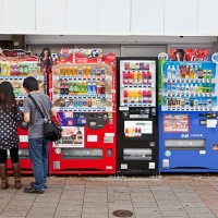 Deux japonais hésitant devant le grand choix de boissons