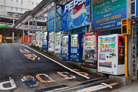Rangée de distributeurs de boissons à Tokyo