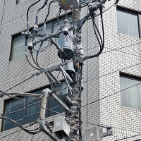 Tissage de fils électriques sur les pylônes Tissage de fils électriques sur les pylônes