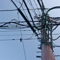 Tissage de fils électriques sur les pylônes Tissage de fils électriques sur les pylônes