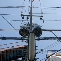 Tissage de fils électriques sur les pylônes Tissage de fils électriques sur les pylônes