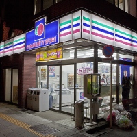 Un konbini "Community Store", la nuit Un konbini "Community Store", la nuit